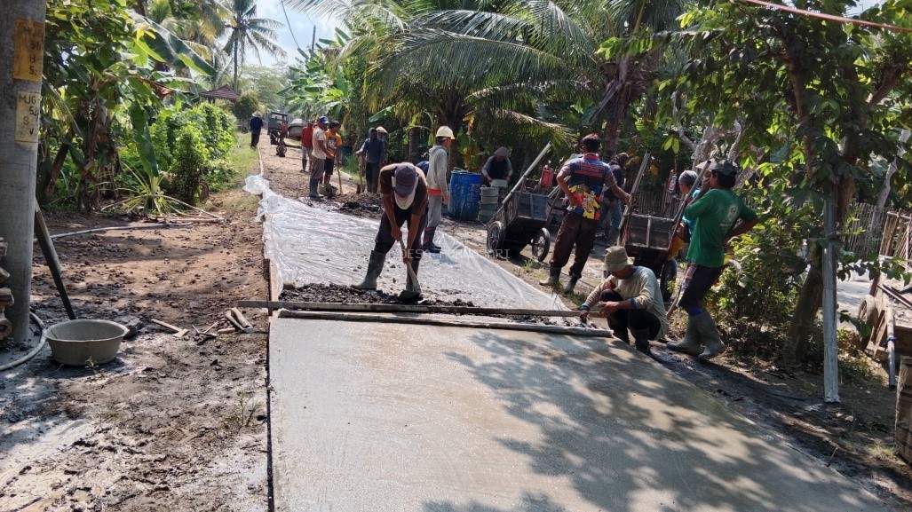Masyarakat Desa Purwasari Bersatu dalam Gotong Royong untuk Pengerasan Jalan Usaha Tani di Dusun Gayamsari