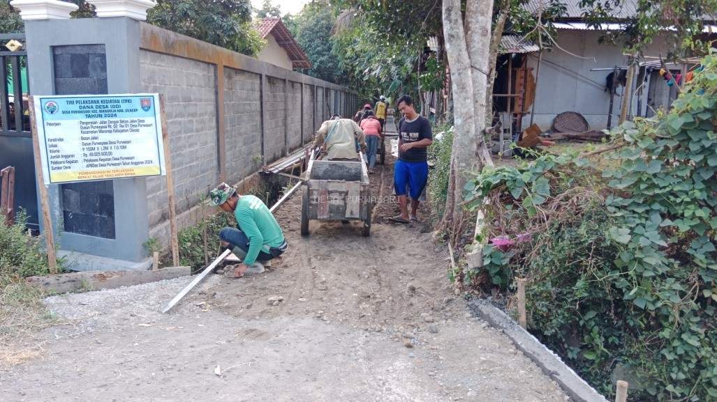 Gotong Royong Warga RT 2 RW 1 Dusun Purwayasa Desa Purwasari Percepat Pengerasan Jalan Beton
